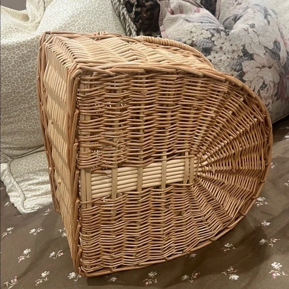 Picnic basket w/divided storage - Picture 6 of 7